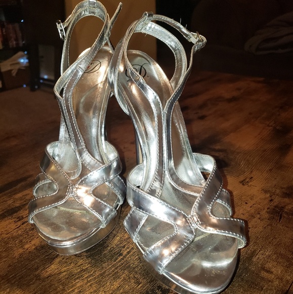 Heels - Picture 2 of 2